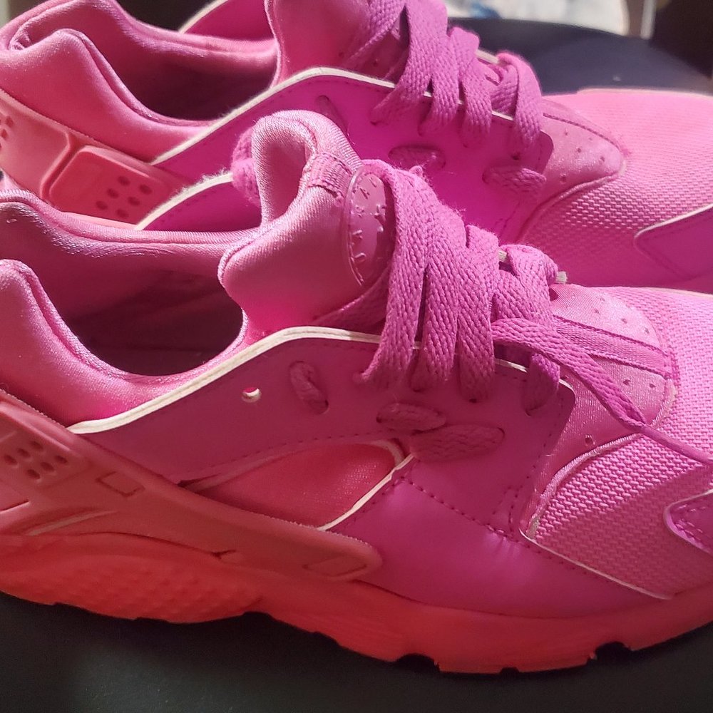 Fuchsia Nike Huraches, 5.5